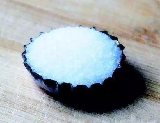 我們知道了每天應(yīng)該吃多少鹽，那么，又該怎樣控鹽，做到既不多鹽也不少鹽的標(biāo)準(zhǔn)呢？