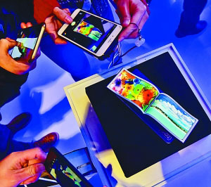 “推動(dòng)世界各國(guó)共同搭乘互聯(lián)網(wǎng)和數(shù)字經(jīng)濟(jì)發(fā)展的快車”